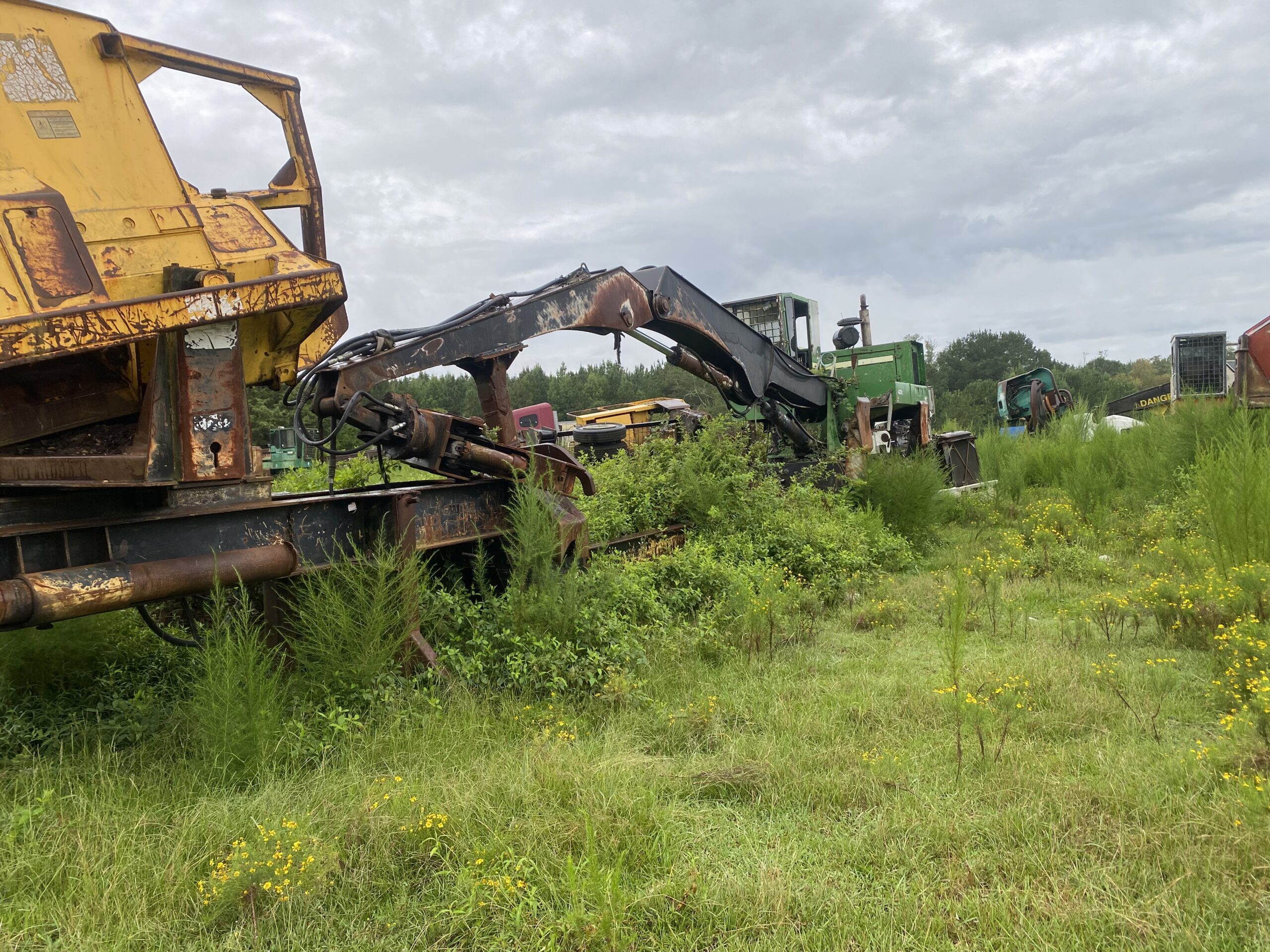 09′ John Deere 437C Log Loader